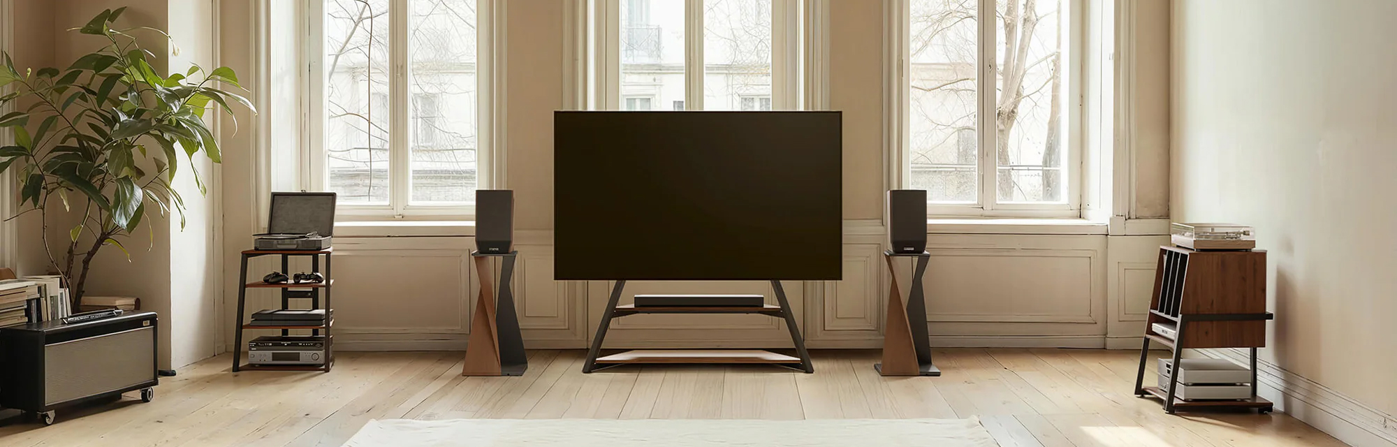 Minimalistischer Wohnraum mit TV-Halterung und Designmöbeln