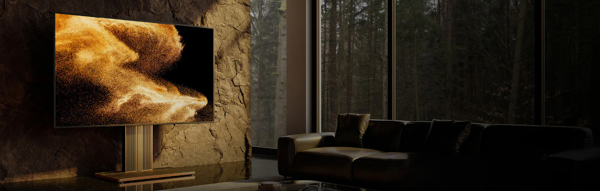 Elegantes Wohnzimmer mit wandmontiertem Fernseher und Ambientebeleuchtung